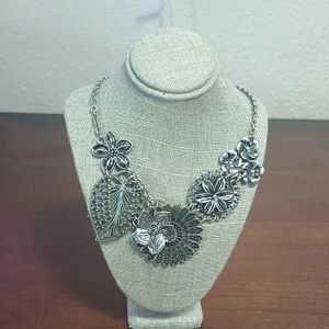 Chic Silver Floral Necklace
